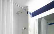 In-room Bathroom 3 Travelodge Oxford Peartree