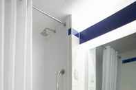 In-room Bathroom Travelodge Oxford Peartree