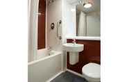 In-room Bathroom 3 Travelodge Wadebridge