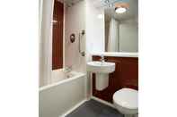 Phòng tắm bên trong Travelodge Wadebridge