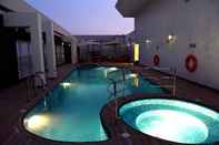 สระว่ายน้ำ V Hotel Fujairah