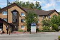 Bên ngoài Travelodge Staines