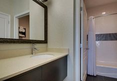In-room Bathroom 5 Staybridge Suites Plano - the Colony