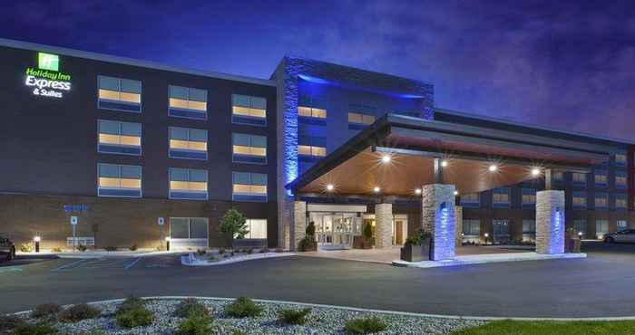 Exterior Holiday Inn Express & Suites Grand Rapids-Airport