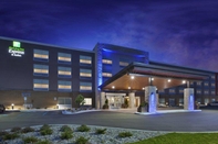 Exterior Holiday Inn Express & Suites Grand Rapids-Airport