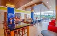 Restaurant 5 Holiday Inn Express and Suite Milroy - Reedsville