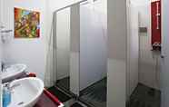 In-room Bathroom 5 Baixa Terrace Hostel