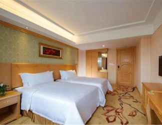 Bedroom 2 Vienna Hotel (Shenzhen East Railway Station)