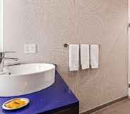 Toilet Kamar 2 GLo Best Western DeSoto