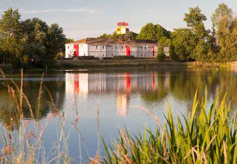 Nearby View and Attractions The Originals Access, Hôtel Bordeaux Lac