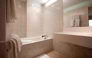Phòng tắm bên trong 4 Logis Hotel la Vieille Ferme