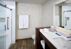 ห้องน้ำภายในห้อง 7 Holiday Inn Express Niagara-On-The-Lake