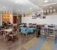 Restaurant 2 MainStay Suites Denver International Airport