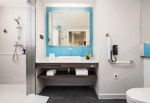 In-room Bathroom Holiday Inn Express Foshan Chancheng