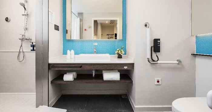 In-room Bathroom Holiday Inn Express Foshan Chancheng