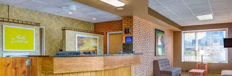 Lobby Days Inn By Wyndham Breezewood