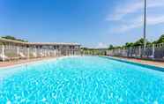 Swimming Pool 4 Days Inn By Wyndham Breezewood