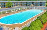 Kolam Renang 3 Days Inn By Wyndham Breezewood