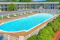 Swimming Pool Days Inn By Wyndham Breezewood