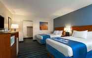 In-room Bathroom 5 Days Inn By Wyndham Breezewood