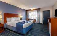 Bedroom 2 Days Inn By Wyndham Breezewood