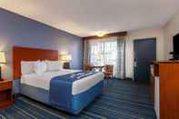 Bedroom Days Inn By Wyndham Breezewood