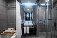 In-room Bathroom Ramada Encore by Wyndham CheonAn