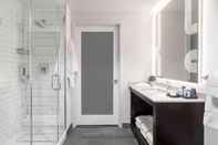 Toilet Kamar Tryp by Wyndham Newark Downtown