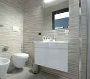 In-room Bathroom 6 Ecumano Space