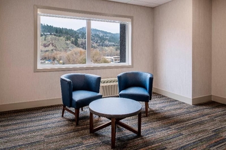 Lobby 4 Holiday Inn Express Kelowna