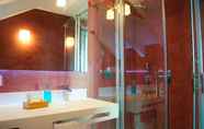 In-room Bathroom 5 Overland Suites Catedral Luxury Apartments