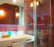 In-room Bathroom 5 Overland Suites Catedral Luxury Apartments