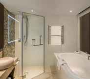 In-room Bathroom 4 Pullman Nadi Bay Resort and Spa Fiji