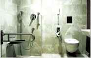 In-room Bathroom 4 Demora Hotel