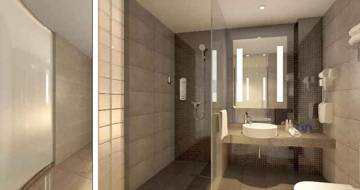 In-room Bathroom Holiday Inn Express Zhangye