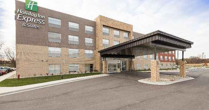 Exterior Holiday Inn Express and Suites Auburn