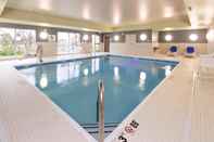 สระว่ายน้ำ Holiday Inn Express and Suites Auburn