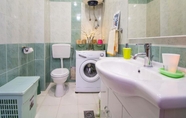 Toilet Kamar 2 Apartments Dujo