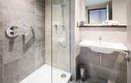 In-room Bathroom 4 Maldron Hotel Newcastle