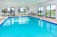 Swimming Pool Staybridge Suites Charlottesville Airport