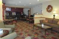 Lobby Rodeway Inn Kendallville