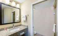 Toilet Kamar 6 Baymont Inn and Suites by Wyndham Mukwonago