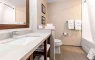 Phòng tắm bên trong 5 Comfort Inn & Suites Bowmanville