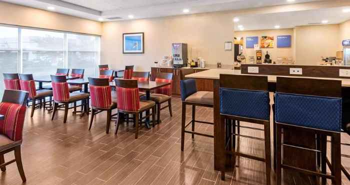 Nhà hàng Comfort Inn & Suites Bowmanville