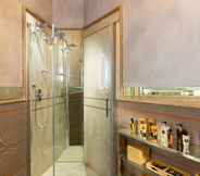 In-room Bathroom 7 Manfredi Palm Suites