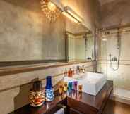 In-room Bathroom 3 Manfredi Palm Suites