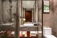 In-room Bathroom Ramada Encore by Wyndham Wuhan Caidian