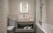 Toilet Kamar 6 SOWELL HOTELS Les Chevaliers