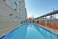 สระว่ายน้ำ Home2 Suites by Hilton Charleston West Ashley