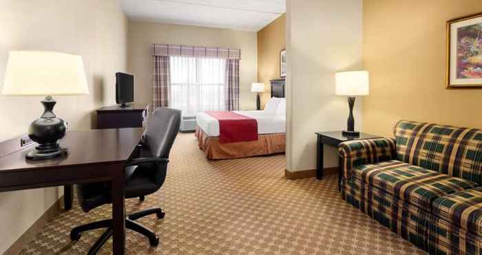 Bedroom Country Inn & Suites by Radisson, Frackville (Pott